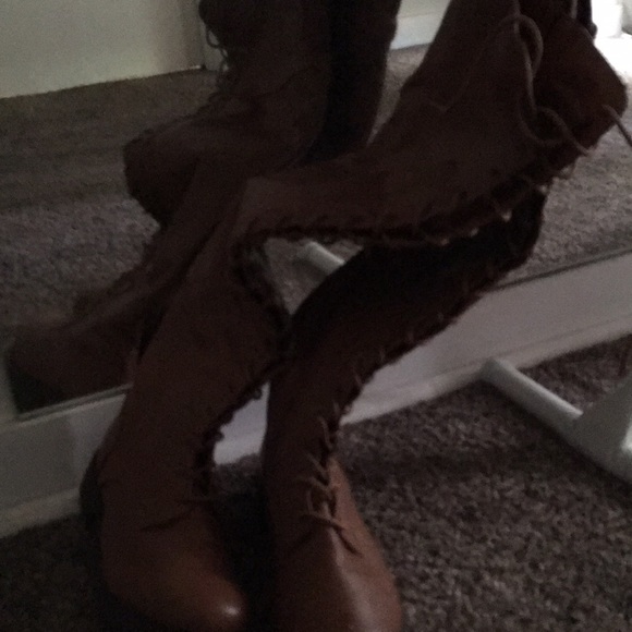 Large 👢 - Picture 2 of 3